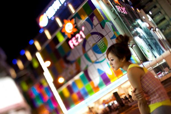    台湾正妹果子MM张允霏夜拍西门町街头时尚写真，甜美清纯展现都市街拍魅力第26张图片
