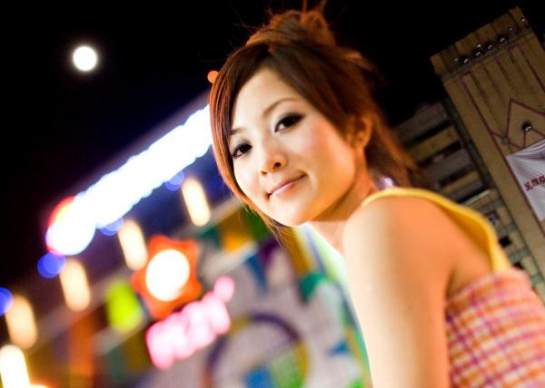    台湾正妹果子MM张允霏夜拍西门町街头时尚写真，甜美清纯展现都市街拍魅力第27张图片