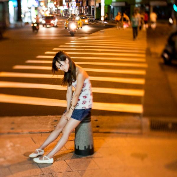    台湾正妹果子MM张允霏夜拍西门町街头时尚写真，甜美清纯展现都市街拍魅力第42张图片