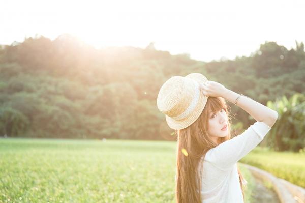    台湾正妹渔瑄邱俞瑄石门水库外拍写真，夏日清新花裙草帽女神清纯美照第10张图片
