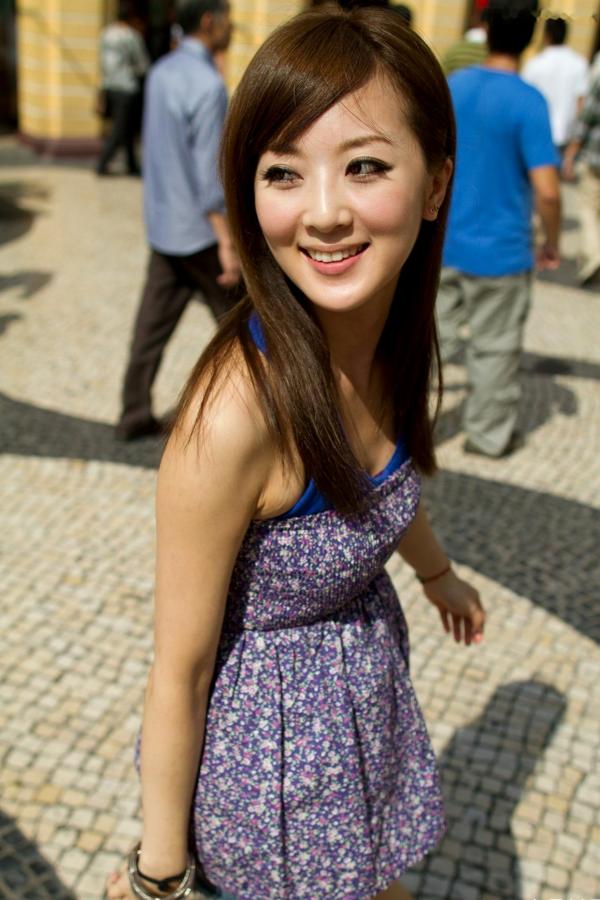    台湾正妹张凯洁Mikako港澳行街拍系列，碎花裙清新文艺写真，动感广场风情第79张图片