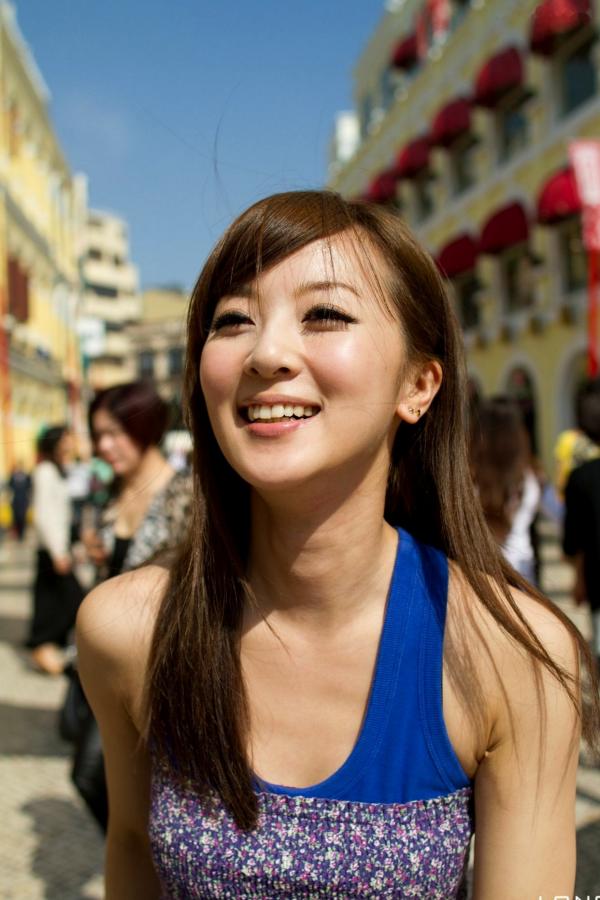    台湾正妹张凯洁Mikako港澳行街拍系列，碎花裙清新文艺写真，动感广场风情第91张图片