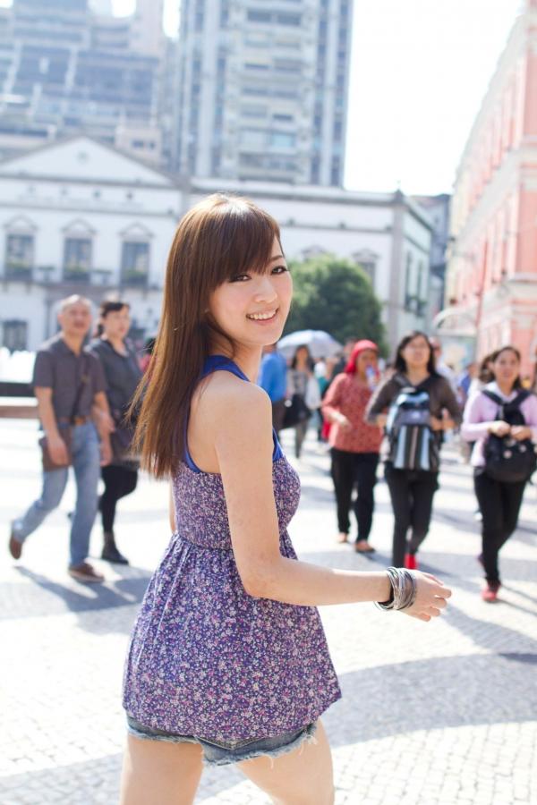   台湾正妹张凯洁Mikako港澳行街拍系列，碎花裙清新文艺写真，动感广场风情第120张图片