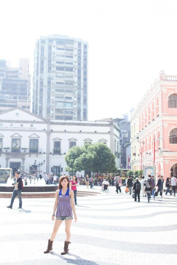    台湾正妹张凯洁Mikako港澳行街拍系列，碎花裙清新文艺写真，动感广场风情第135张图片