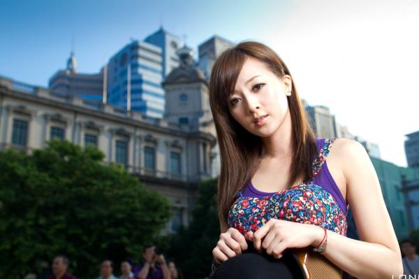    台湾正妹张凯洁Mikako港澳行街拍系列，碎花裙清新文艺写真，动感广场风情第150张图片