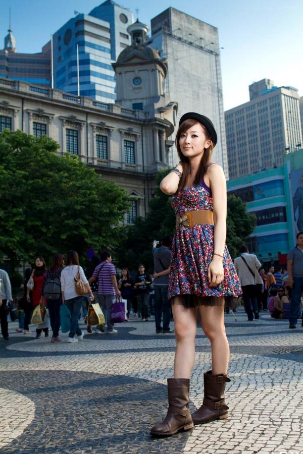    台湾正妹张凯洁Mikako港澳行街拍系列，碎花裙清新文艺写真，动感广场风情第153张图片