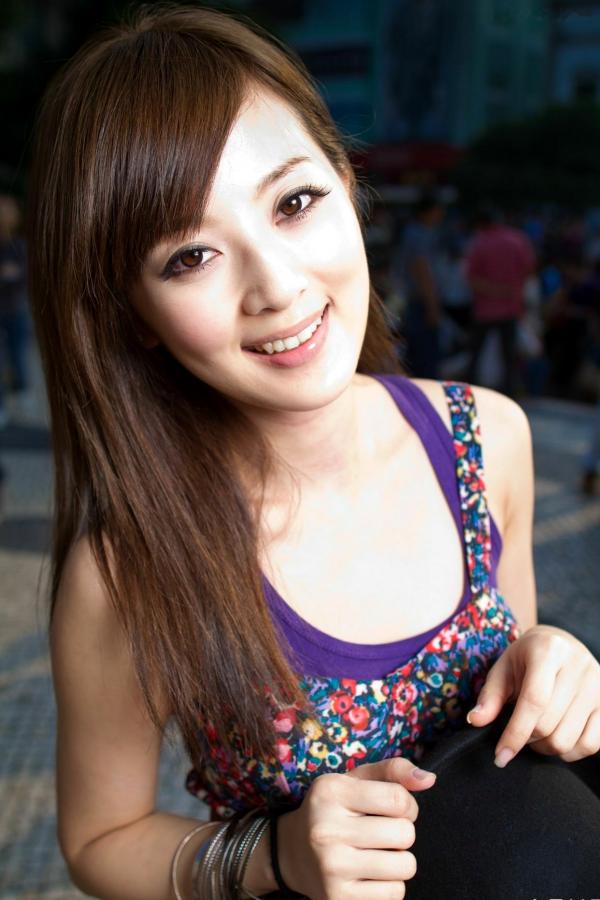    台湾正妹张凯洁Mikako港澳行街拍系列，碎花裙清新文艺写真，动感广场风情第154张图片
