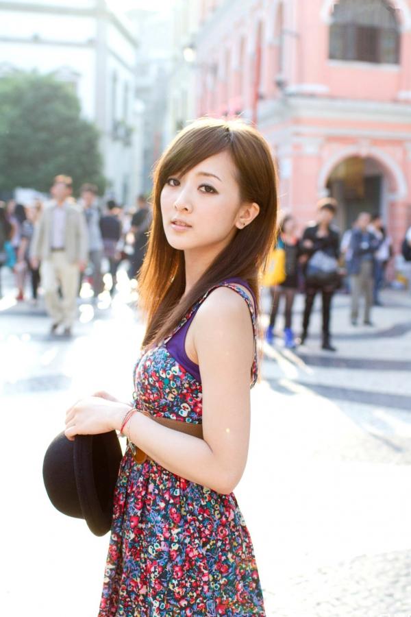    台湾正妹张凯洁Mikako港澳行街拍系列，碎花裙清新文艺写真，动感广场风情第161张图片