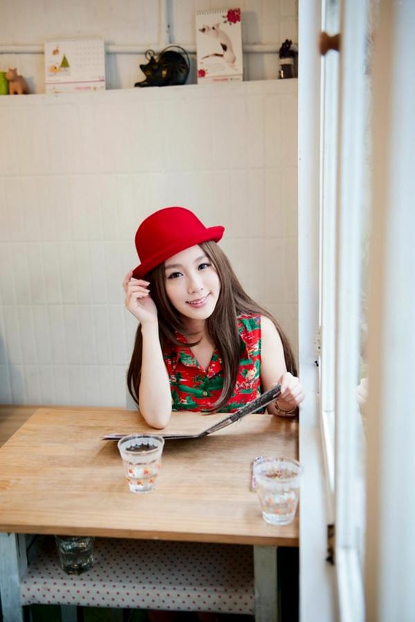    台湾正妹Kimi小步吕思莹《小港老巷街拍》清新甜美街头外拍个人写真集第35张图片
