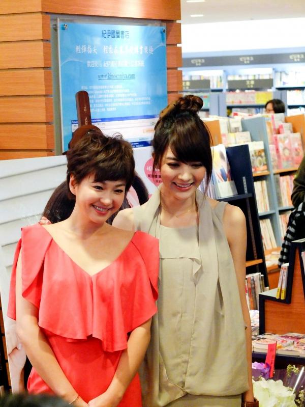    台湾正妹果子MM张允霏《妝漂亮》新书签书会高清活动合集，清新甜美气质名模书店现场写实，尽显女神优雅魅力第2张图片