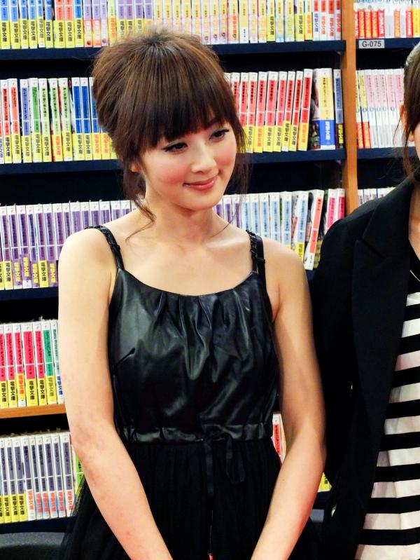    台湾正妹果子MM张允霏《妝漂亮》新书签书会高清活动合集，清新甜美气质名模书店现场写实，尽显女神优雅魅力第6张图片