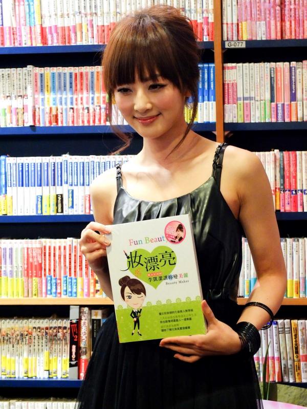    台湾正妹果子MM张允霏《妝漂亮》新书签书会高清活动合集，清新甜美气质名模书店现场写实，尽显女神优雅魅力第12张图片