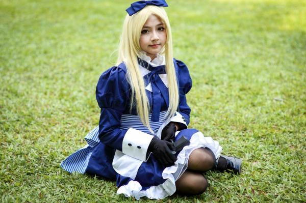    台湾超萌正妹COS爱丽丝女仆户外写真，金发黑丝制服诱惑，可爱与酷飒并存的角色扮演集第5张图片