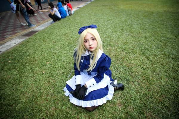    台湾超萌正妹COS爱丽丝女仆户外写真，金发黑丝制服诱惑，可爱与酷飒并存的角色扮演集第10张图片