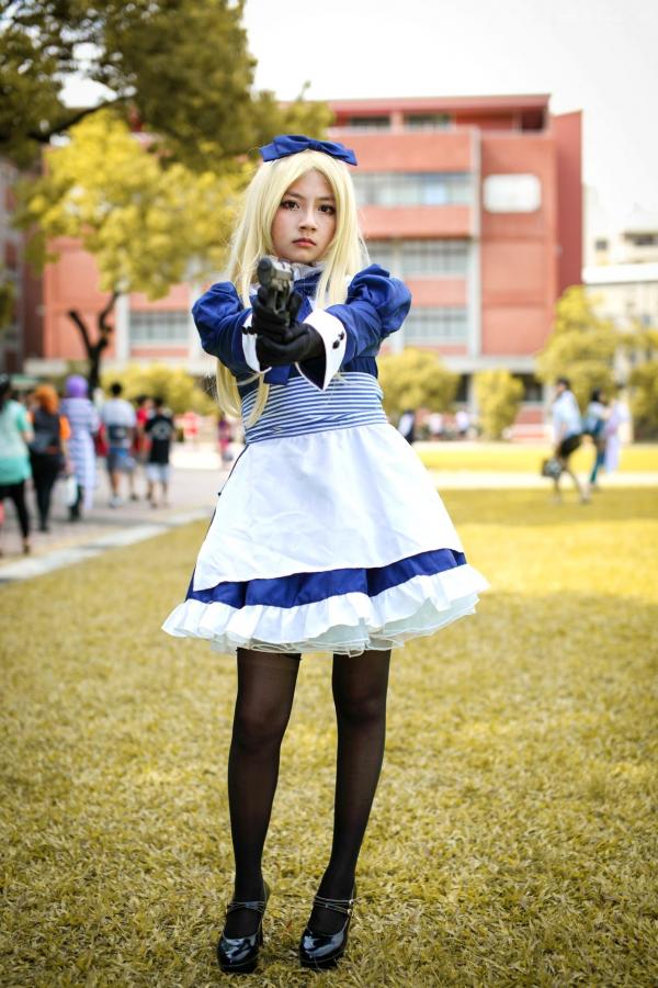    台湾超萌正妹COS爱丽丝女仆户外写真，金发黑丝制服诱惑，可爱与酷飒并存的角色扮演集第14张图片