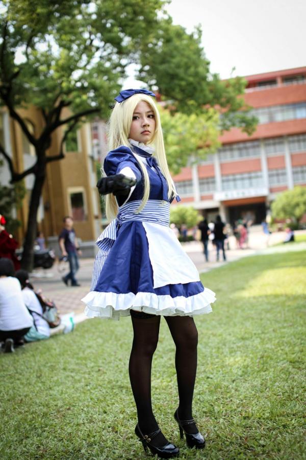    台湾超萌正妹COS爱丽丝女仆户外写真，金发黑丝制服诱惑，可爱与酷飒并存的角色扮演集第15张图片