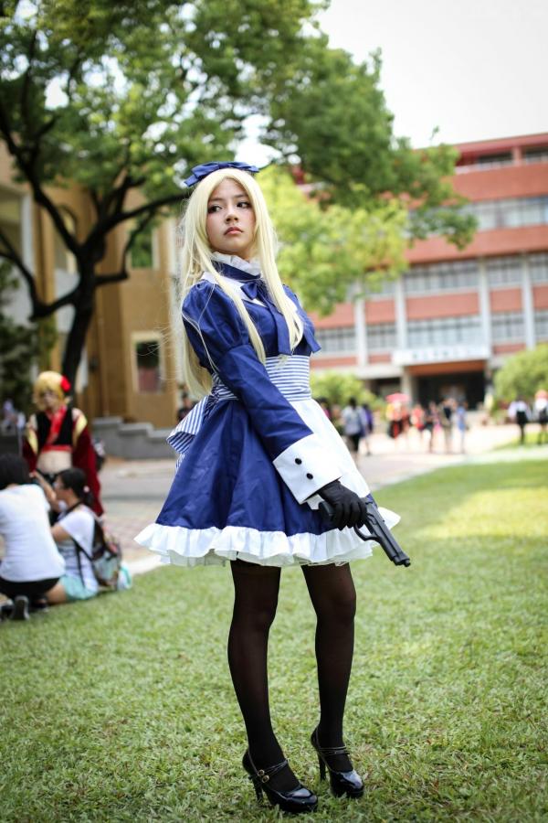   台湾超萌正妹COS爱丽丝女仆户外写真，金发黑丝制服诱惑，可爱与酷飒并存的角色扮演集第16张图片