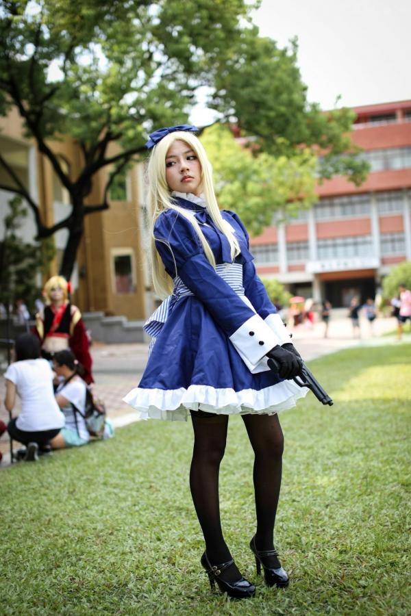    台湾超萌正妹COS爱丽丝女仆户外写真，金发黑丝制服诱惑，可爱与酷飒并存的角色扮演集第17张图片