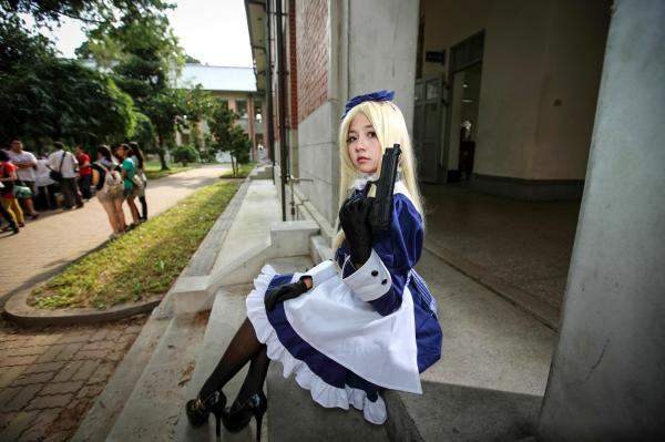    台湾超萌正妹COS爱丽丝女仆户外写真，金发黑丝制服诱惑，可爱与酷飒并存的角色扮演集第19张图片