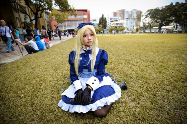    台湾超萌正妹COS爱丽丝女仆户外写真，金发黑丝制服诱惑，可爱与酷飒并存的角色扮演集第31张图片