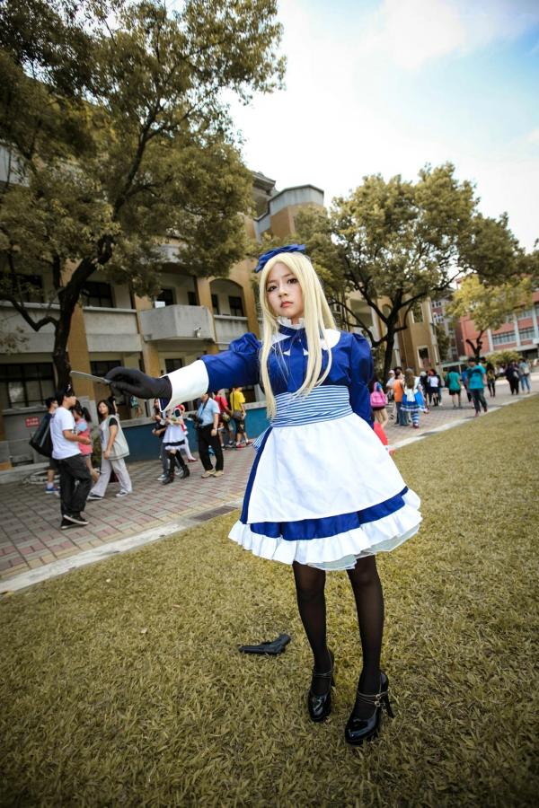    台湾超萌正妹COS爱丽丝女仆户外写真，金发黑丝制服诱惑，可爱与酷飒并存的角色扮演集第33张图片