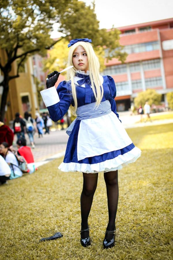    台湾超萌正妹COS爱丽丝女仆户外写真，金发黑丝制服诱惑，可爱与酷飒并存的角色扮演集第34张图片