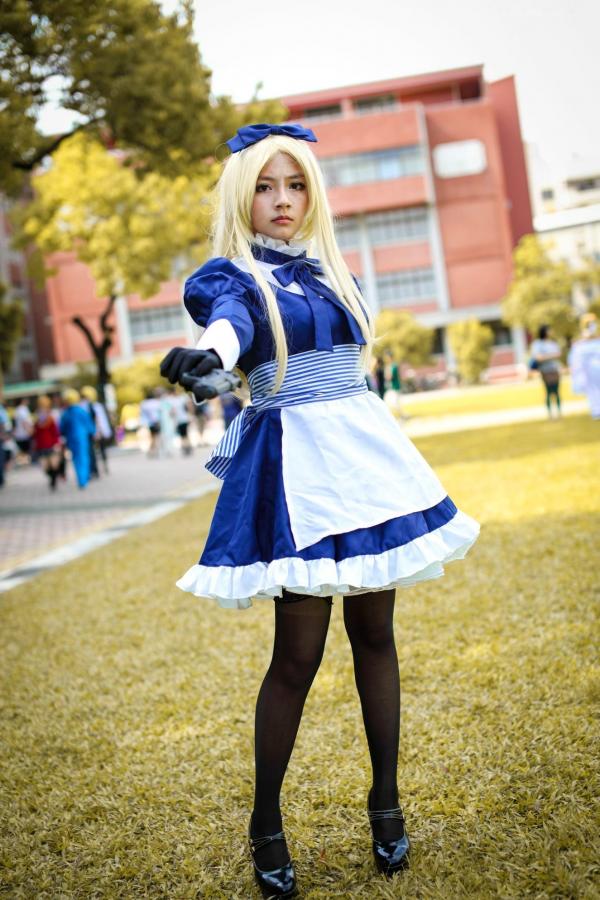    台湾超萌正妹COS爱丽丝女仆户外写真，金发黑丝制服诱惑，可爱与酷飒并存的角色扮演集第36张图片