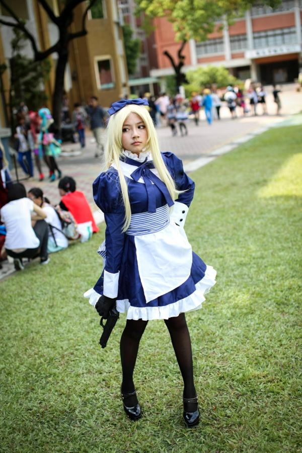    台湾超萌正妹COS爱丽丝女仆户外写真，金发黑丝制服诱惑，可爱与酷飒并存的角色扮演集第37张图片
