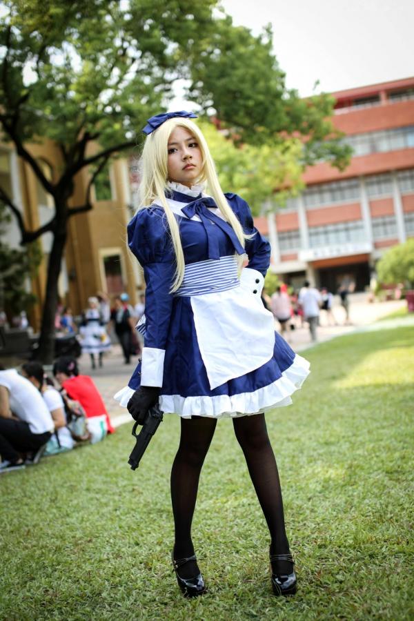    台湾超萌正妹COS爱丽丝女仆户外写真，金发黑丝制服诱惑，可爱与酷飒并存的角色扮演集第38张图片