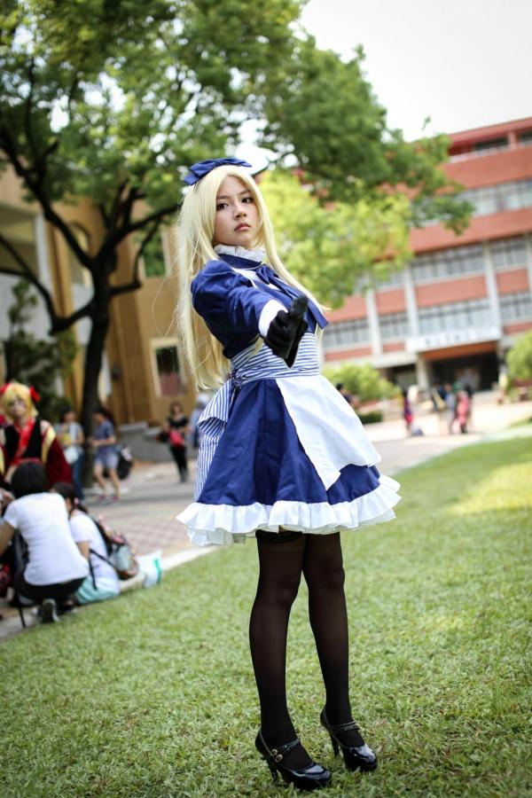    台湾超萌正妹COS爱丽丝女仆户外写真，金发黑丝制服诱惑，可爱与酷飒并存的角色扮演集第39张图片