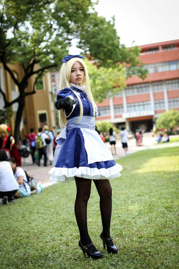    台湾超萌正妹COS爱丽丝女仆户外写真，金发黑丝制服诱惑，可爱与酷飒并存的角色扮演集第40张图片