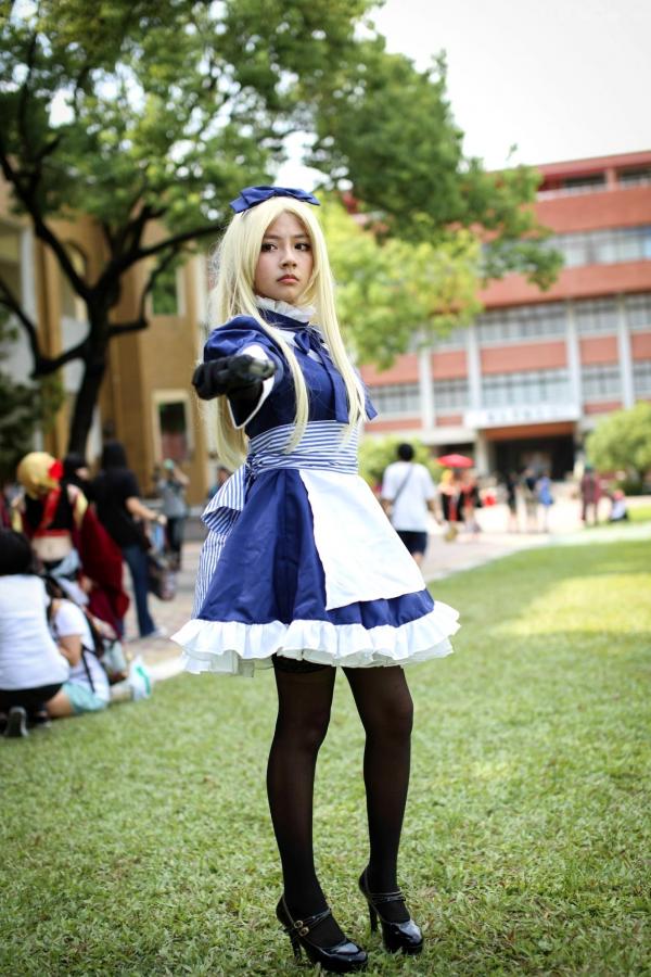    台湾超萌正妹COS爱丽丝女仆户外写真，金发黑丝制服诱惑，可爱与酷飒并存的角色扮演集第41张图片