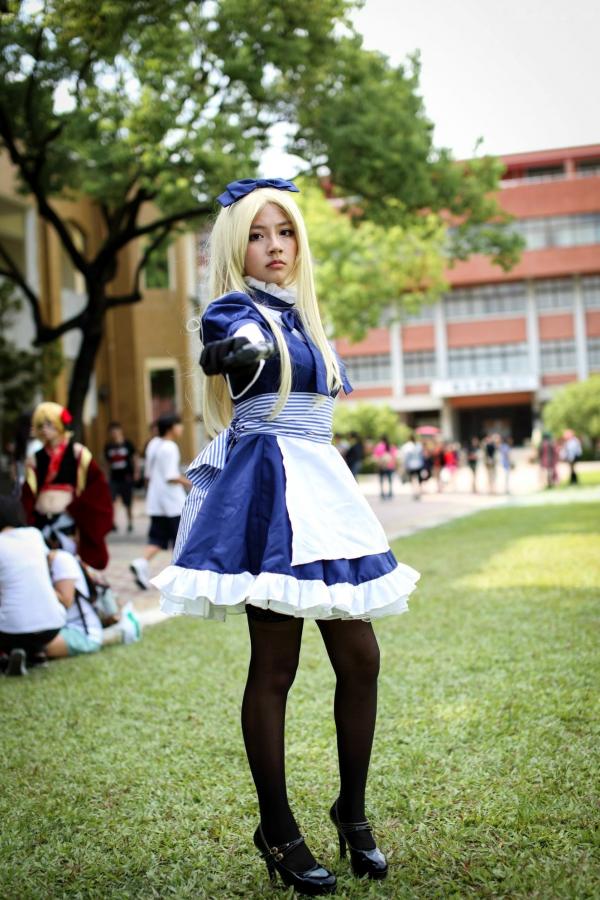    台湾超萌正妹COS爱丽丝女仆户外写真，金发黑丝制服诱惑，可爱与酷飒并存的角色扮演集第42张图片