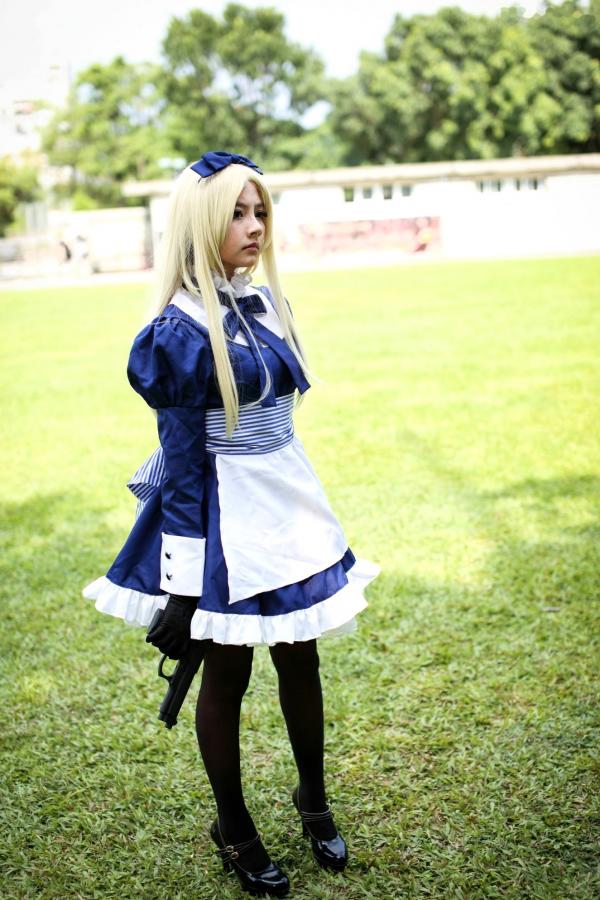    台湾超萌正妹COS爱丽丝女仆户外写真，金发黑丝制服诱惑，可爱与酷飒并存的角色扮演集第44张图片