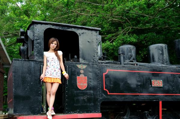    台湾正妹果子MM《國光社區外拍I》- 甜美碎花短裙户外清新旅拍，青春活力治愈系少女写真第27张图片