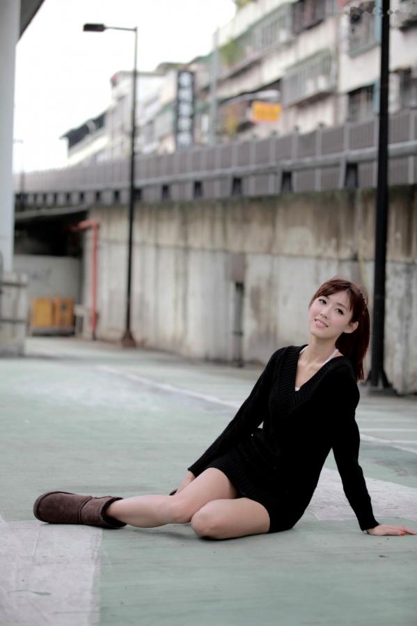   台湾正妹Kila晶晶/金允乔街拍系列，清新甜美治愈系风格，老城背景下的自然随性和美私房照片第1张图片