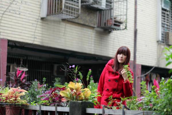    台湾正妹Kila晶晶/金允乔街拍系列，清新甜美治愈系风格，老城背景下的自然随性和美私房照片第12张图片