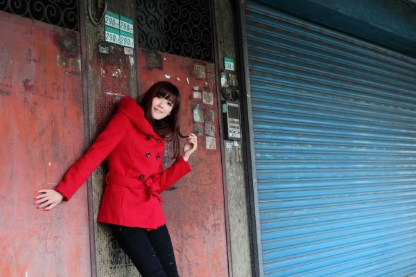    台湾正妹Kila晶晶/金允乔街拍系列，清新甜美治愈系风格，老城背景下的自然随性和美私房照片第22张图片