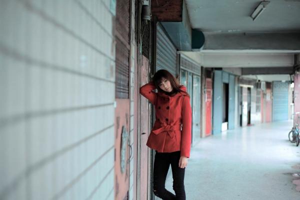    台湾正妹Kila晶晶/金允乔街拍系列，清新甜美治愈系风格，老城背景下的自然随性和美私房照片第23张图片