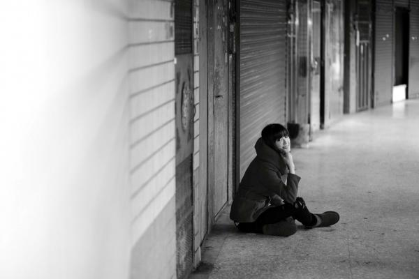    台湾正妹Kila晶晶/金允乔街拍系列，清新甜美治愈系风格，老城背景下的自然随性和美私房照片第25张图片