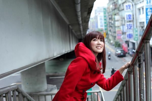    台湾正妹Kila晶晶/金允乔街拍系列，清新甜美治愈系风格，老城背景下的自然随性和美私房照片第31张图片