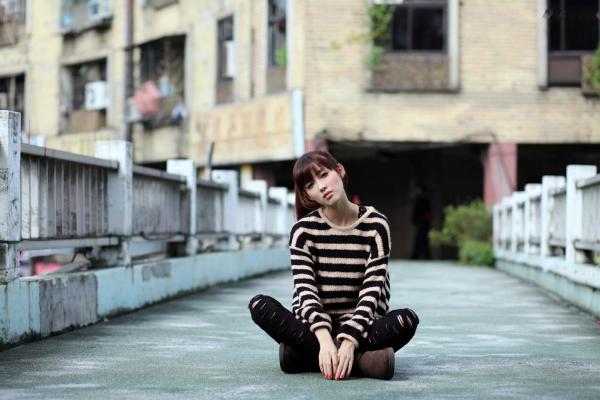    台湾正妹Kila晶晶/金允乔街拍系列，清新甜美治愈系风格，老城背景下的自然随性和美私房照片第47张图片