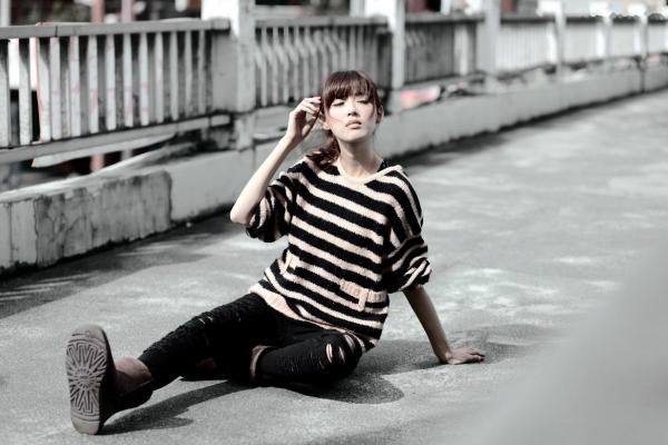    台湾正妹Kila晶晶/金允乔街拍系列，清新甜美治愈系风格，老城背景下的自然随性和美私房照片第48张图片