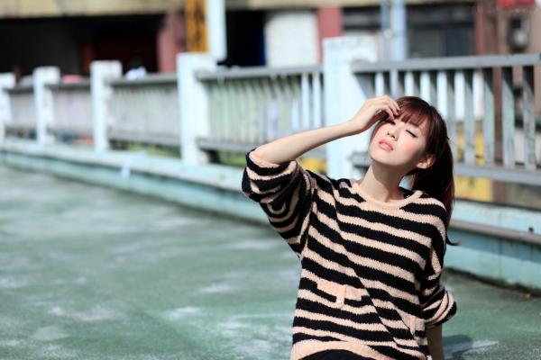   台湾正妹Kila晶晶/金允乔街拍系列，清新甜美治愈系风格，老城背景下的自然随性和美私房照片第50张图片