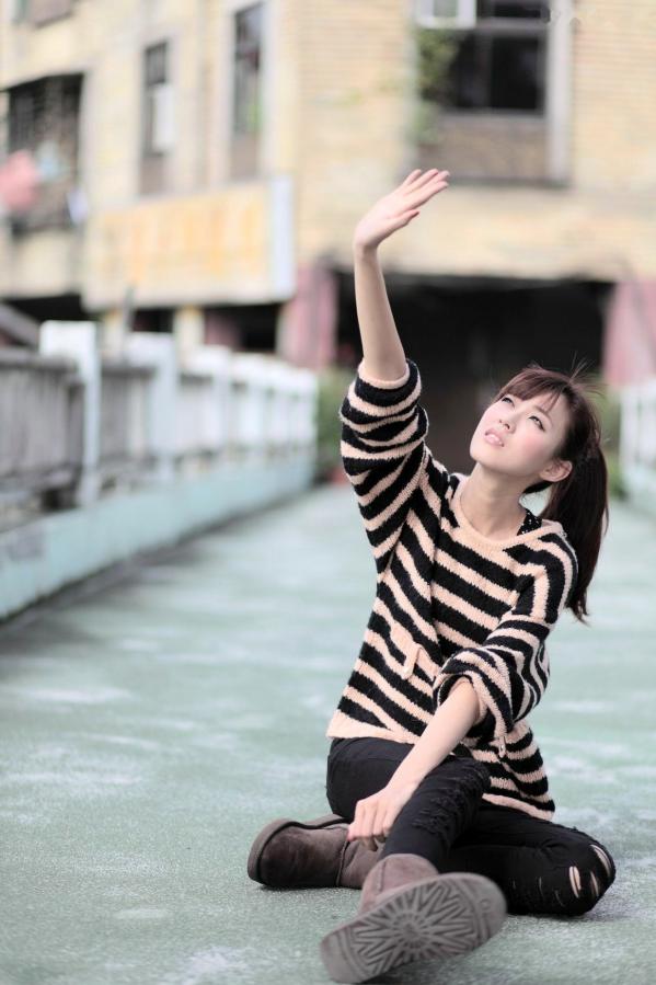    台湾正妹Kila晶晶/金允乔街拍系列，清新甜美治愈系风格，老城背景下的自然随性和美私房照片第51张图片