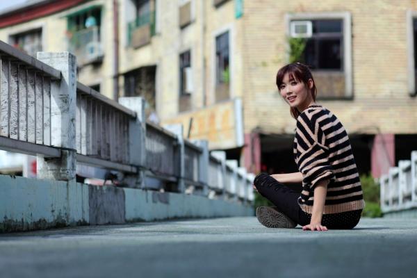    台湾正妹Kila晶晶/金允乔街拍系列，清新甜美治愈系风格，老城背景下的自然随性和美私房照片第55张图片