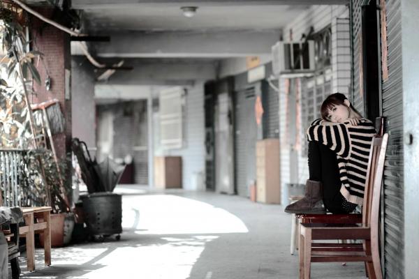    台湾正妹Kila晶晶/金允乔街拍系列，清新甜美治愈系风格，老城背景下的自然随性和美私房照片第60张图片