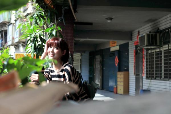    台湾正妹Kila晶晶/金允乔街拍系列，清新甜美治愈系风格，老城背景下的自然随性和美私房照片第62张图片