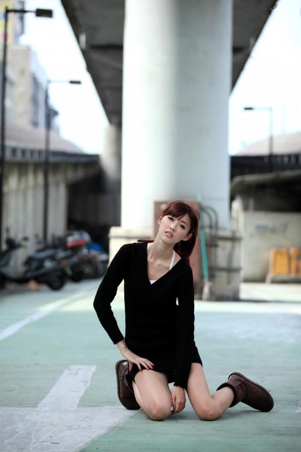    台湾正妹Kila晶晶/金允乔街拍系列，清新甜美治愈系风格，老城背景下的自然随性和美私房照片第63张图片