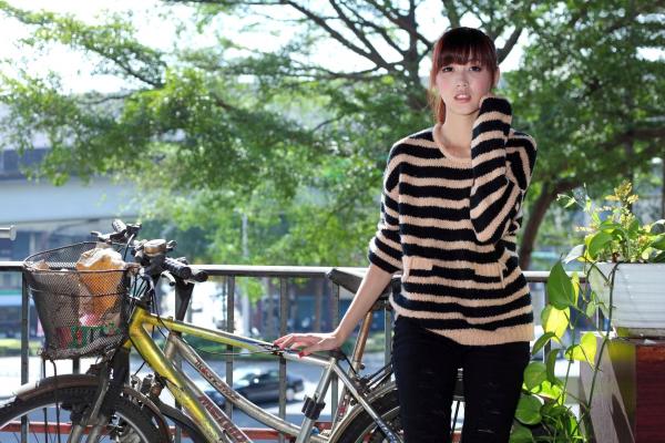    台湾正妹Kila晶晶/金允乔街拍系列，清新甜美治愈系风格，老城背景下的自然随性和美私房照片第65张图片
